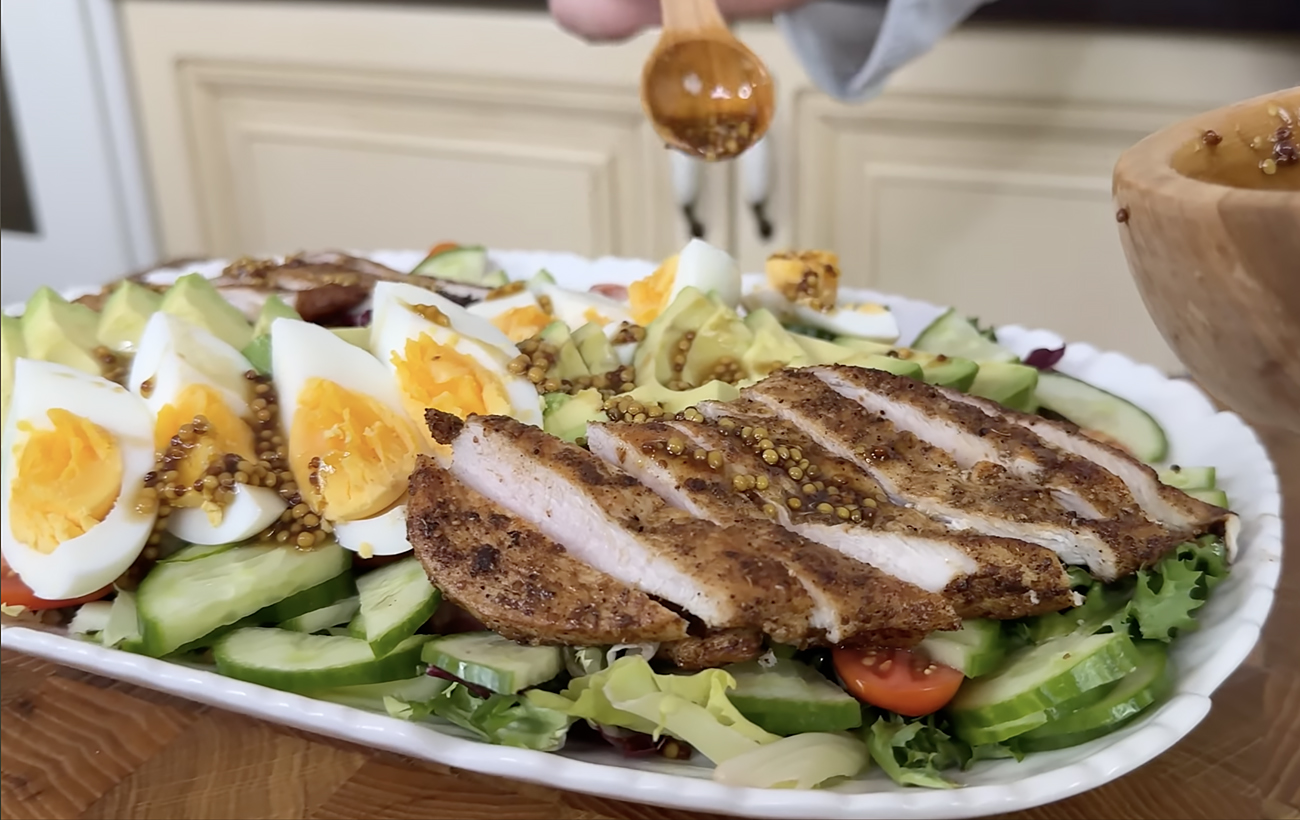 Этот салат может легко заменить ужин: очень сытный и полезный